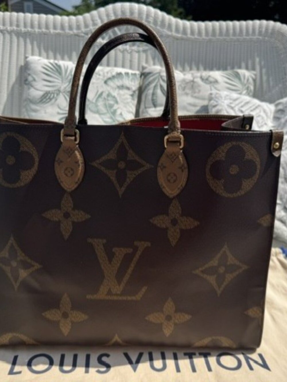 Louis Vuitton OnTheGo GM Tote – Giant Monogram (Authentic) - Picture 11 of 16